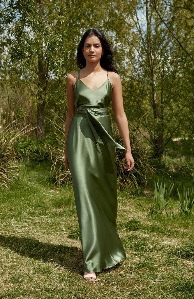 Look invitada vestido satinado verde oliva